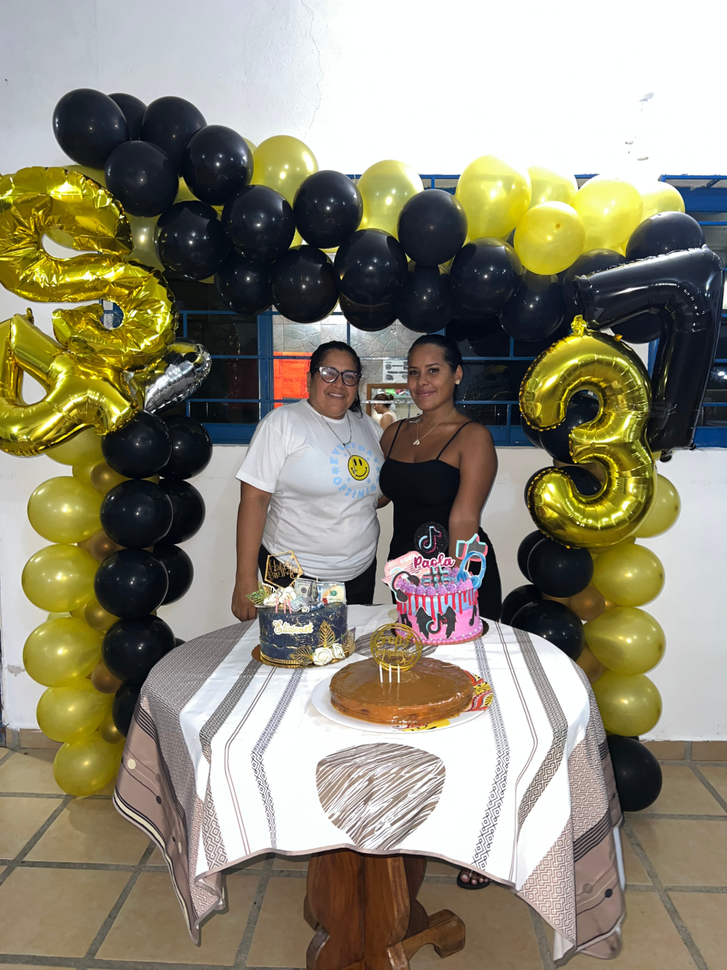 Fiesta de cumpleaños con arco de globos en Posada Century