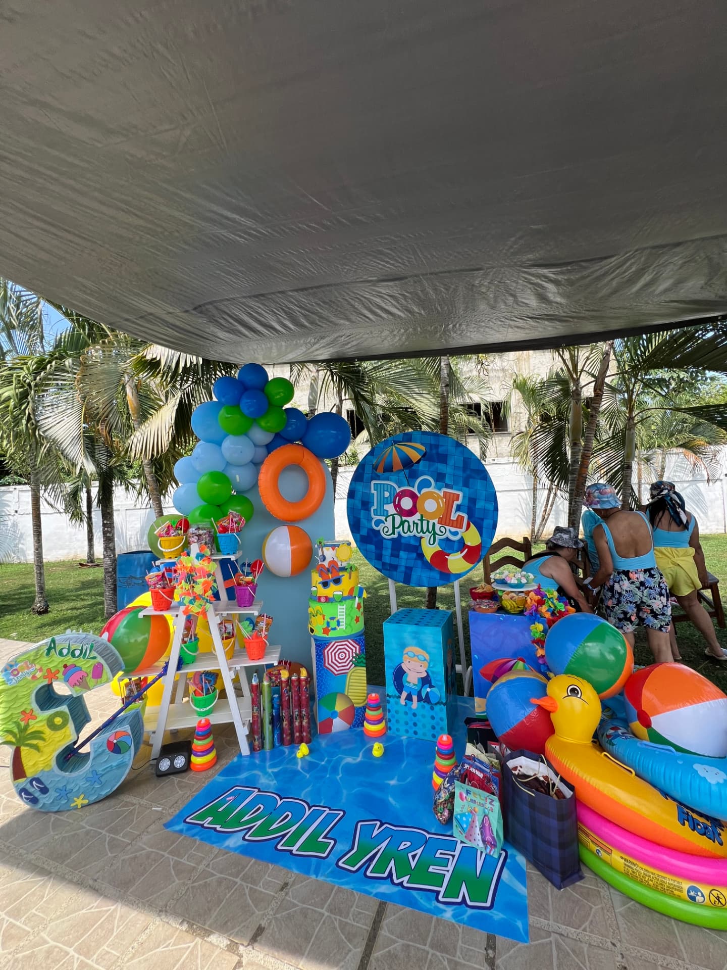 Pool party infantil decorada en Posada Century
