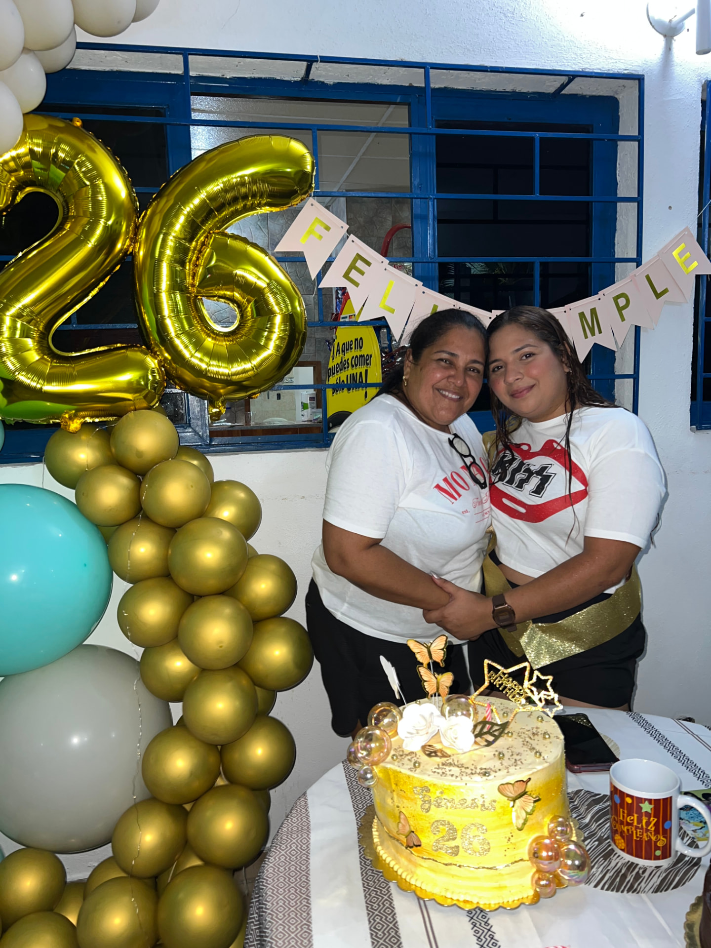 Celebración de cumpleaños con torta en Posada Century